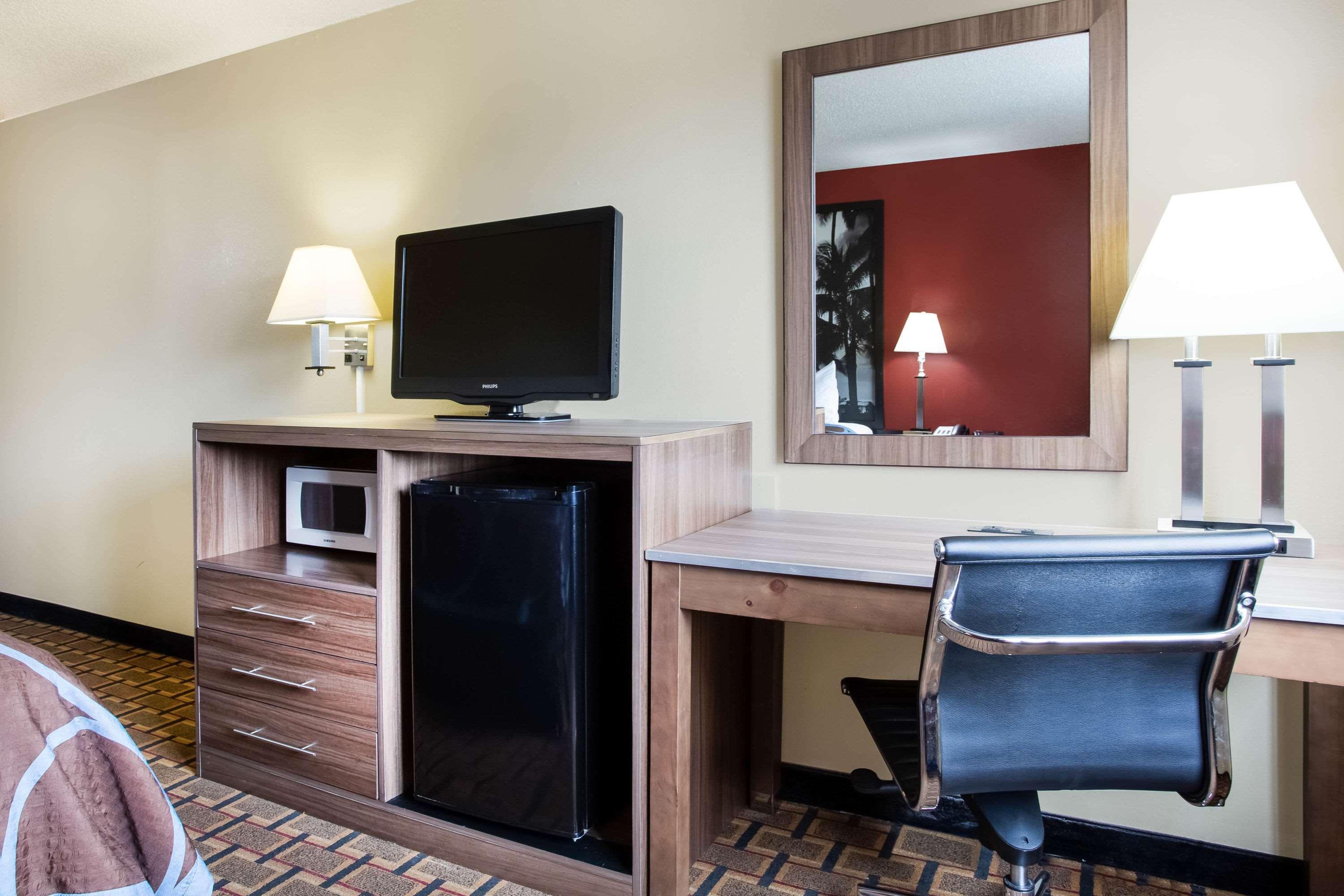 ซูเปอร์ 8 บาย วินด์แฮม เชสเตอร์/ริชมอนด์ แอเรีย Motel ภายนอก รูปภาพ