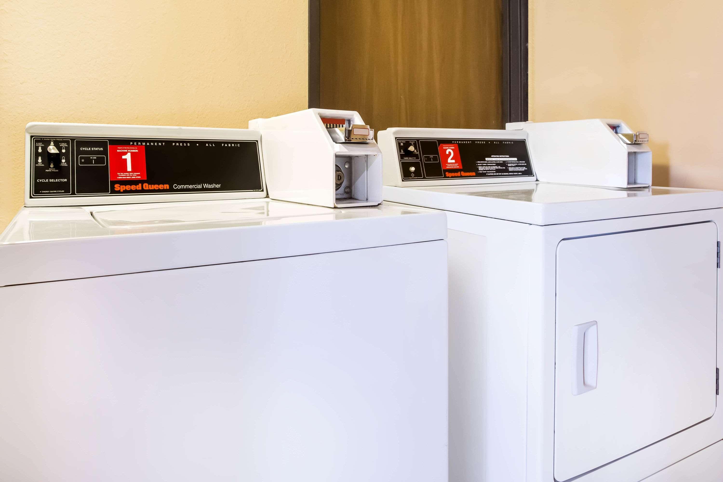 ซูเปอร์ 8 บาย วินด์แฮม เชสเตอร์/ริชมอนด์ แอเรีย Motel ภายนอก รูปภาพ